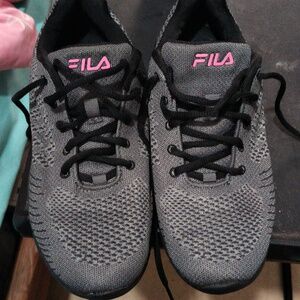 Fila women's tennis shoes. Black n gray. Size 8 1/2